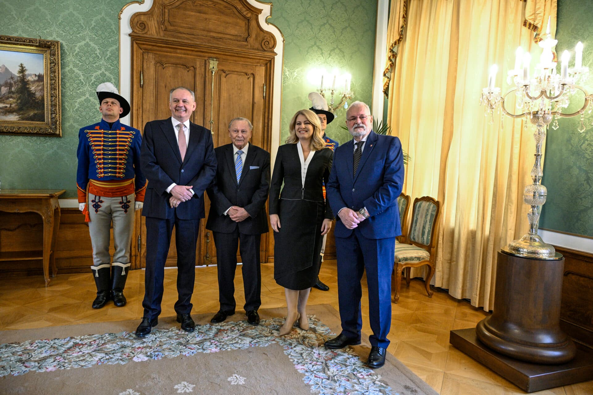 Schuster, Gašparovič, Kiska či Čaputová. Hlavy štátu sa stretli pri jednom stole