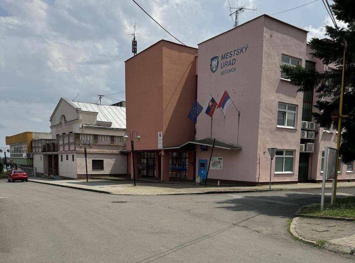 V Sečovciach vynovili mestské priestory. Ušetrili desaťtisíce, na pláne sú ďalšie projekty (FOTO)
