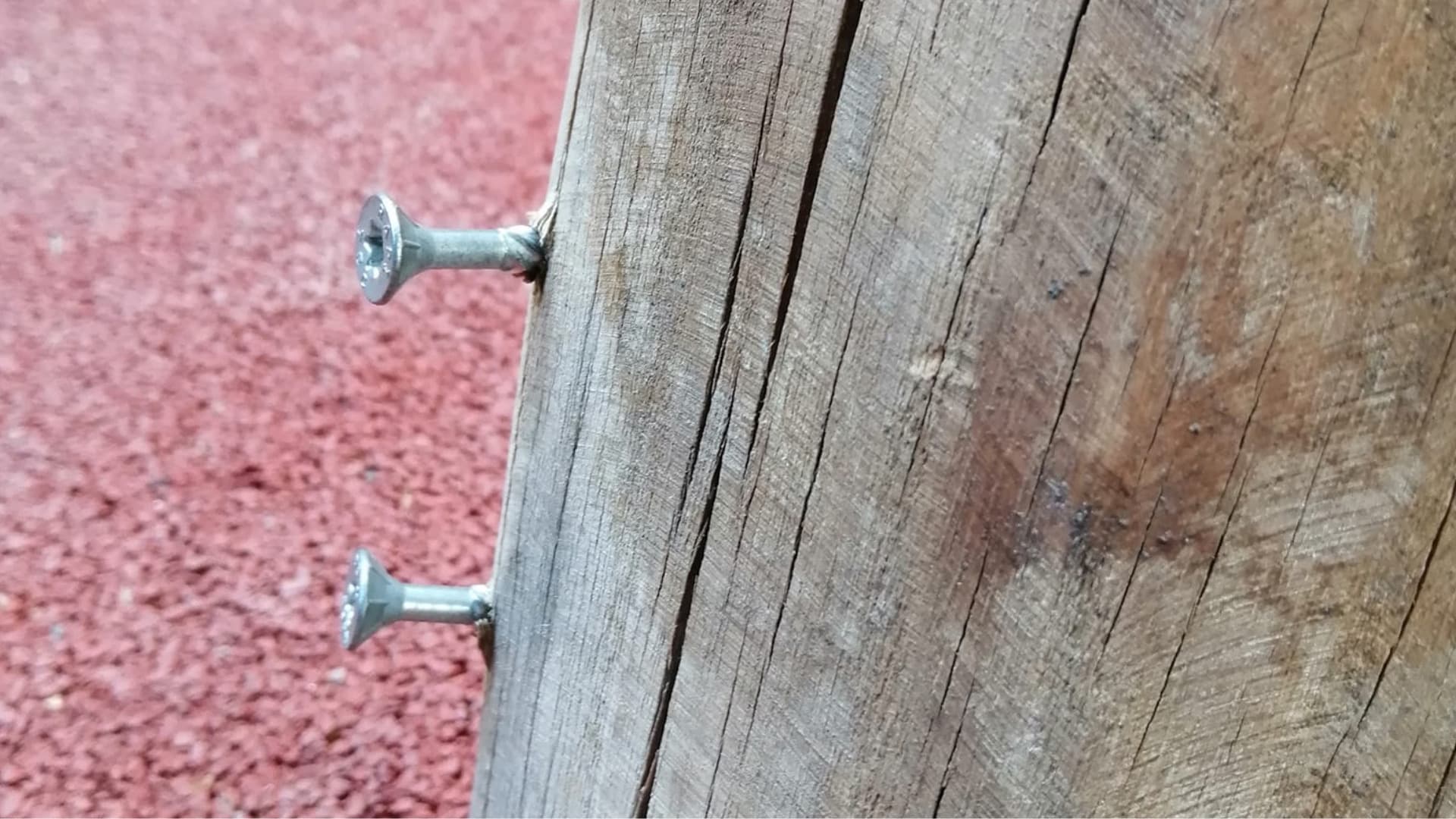 NA KVP TRČIA KLINCE Z HOJDAČKY: mamičky sa boja, inšpekcia radí, starosta mlčí