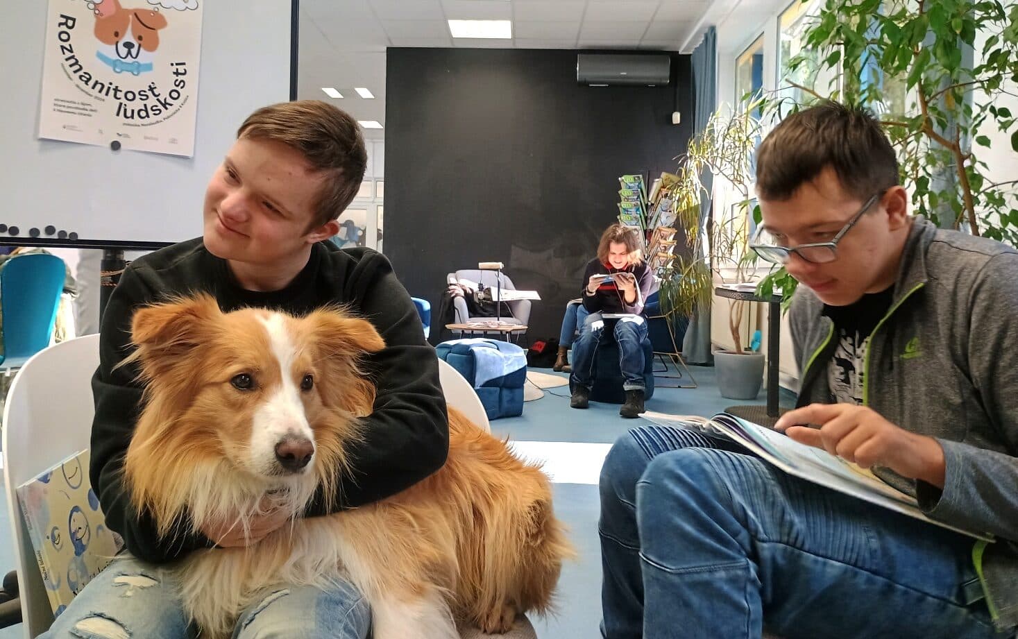 Psík Ajko v knižnici pomáha deťom s čítaním
