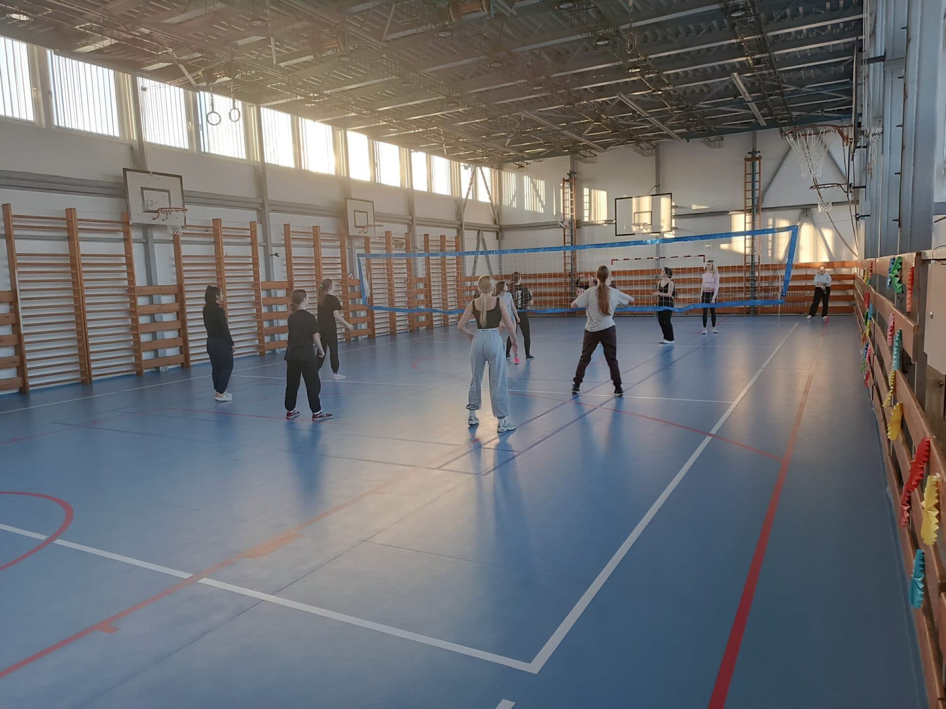 Študenti SOŠ beauty služieb v Košiciach sa tešia z novej palubovky telocvične (FOTO)