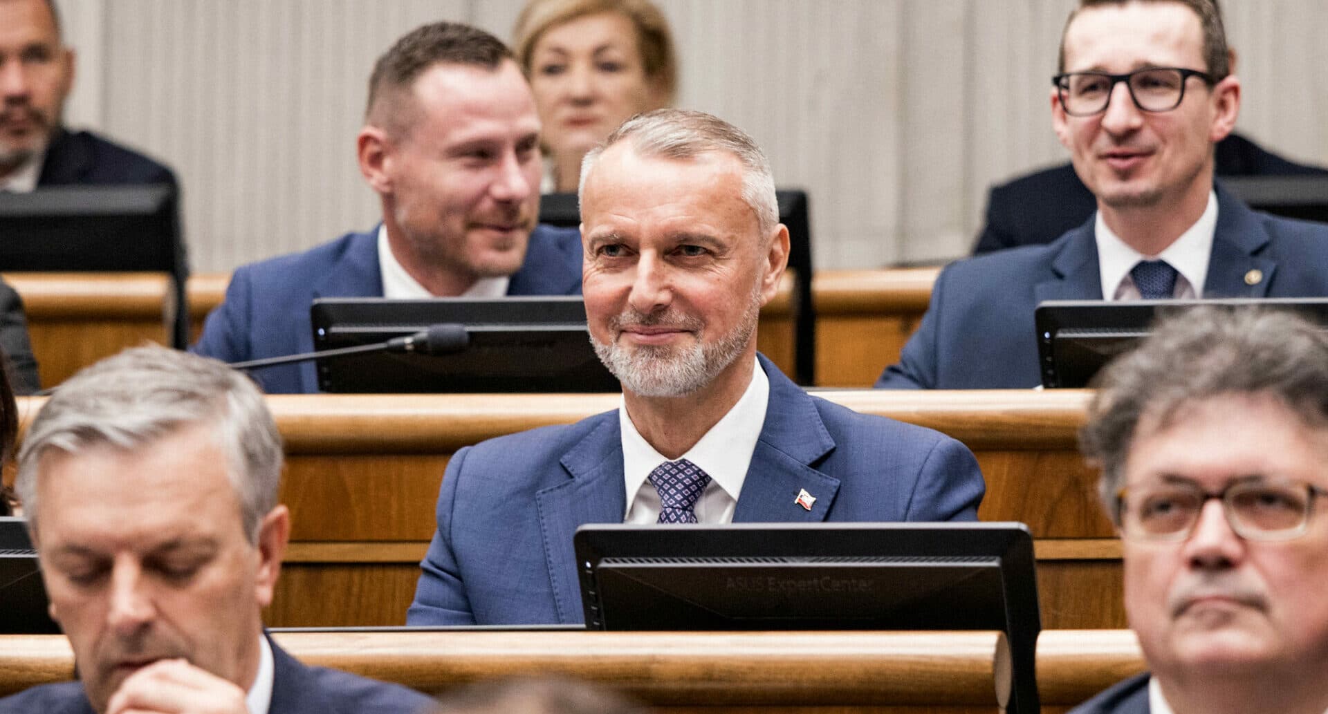Alkohol do Národnej rady SR nepatrí, Raši však tvrdí, že poslancom nemôže dať fúkať