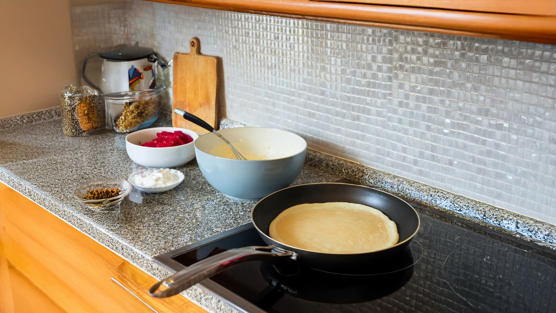 Tip na recept: Tvarohové palacinky s ovocným prelivom a šľahačkou