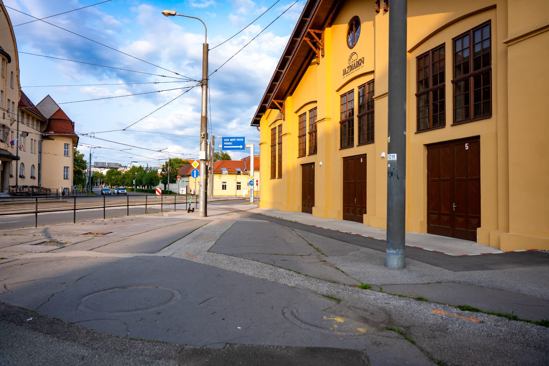 Mesto začína s revitalizáciou okolia športovej haly Stará jazdiareň