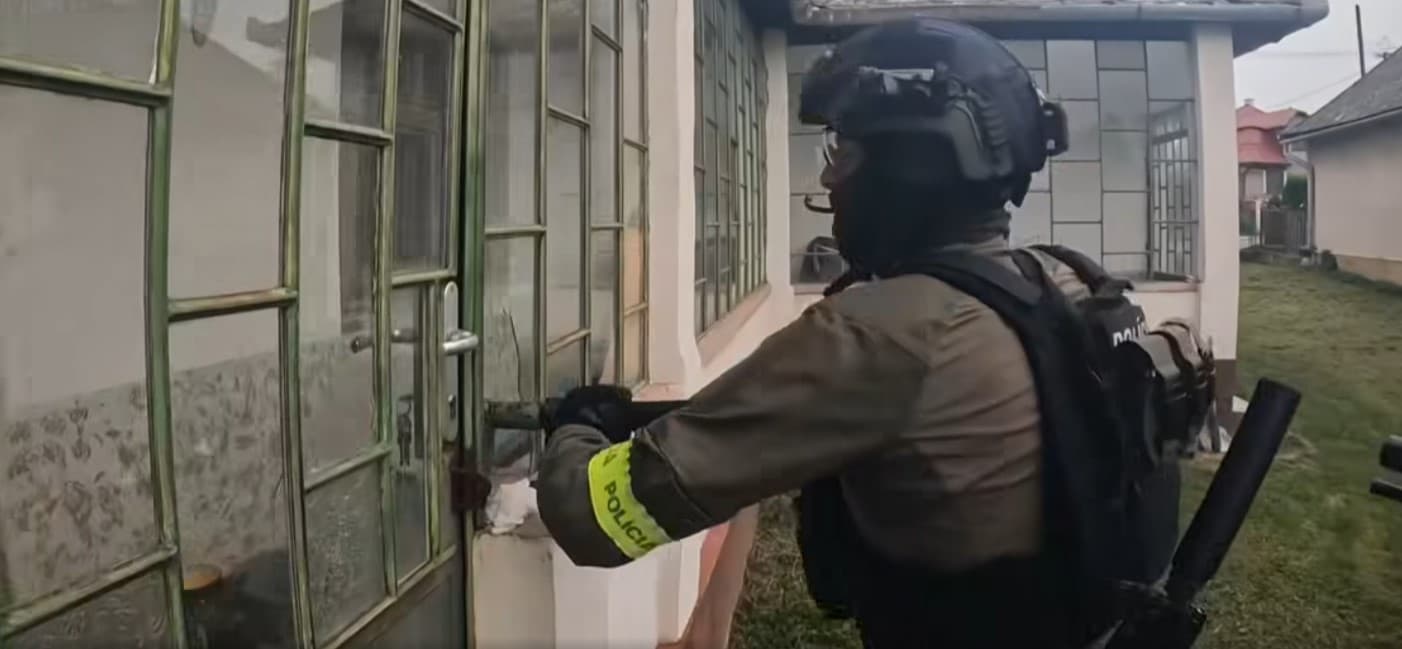 Policajti v okrese Košice-okolie zadržali muža, ktorý sa vyhrážal susedom so zbraňou