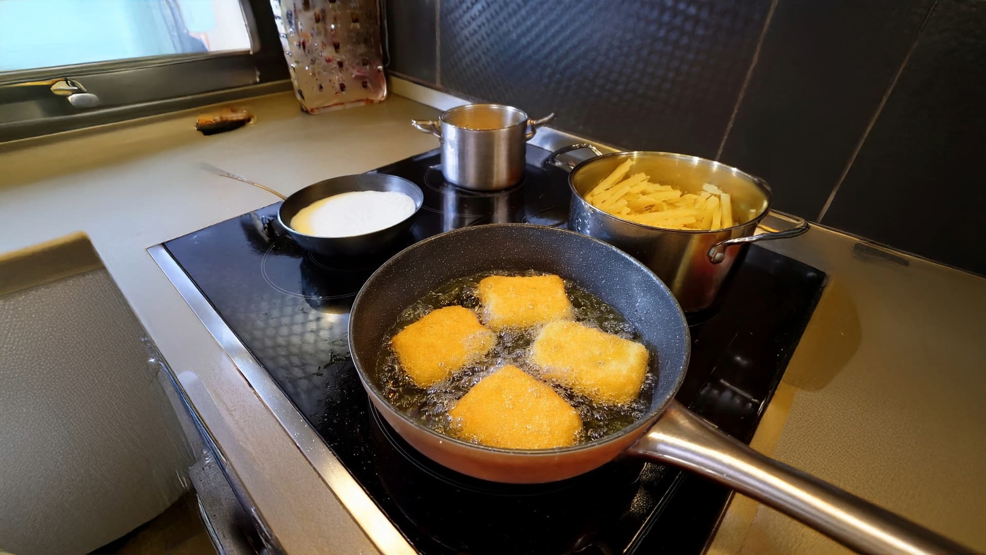 Tip na recept: Vyprážaný syr s hranolkami a tatárskou omáčkou