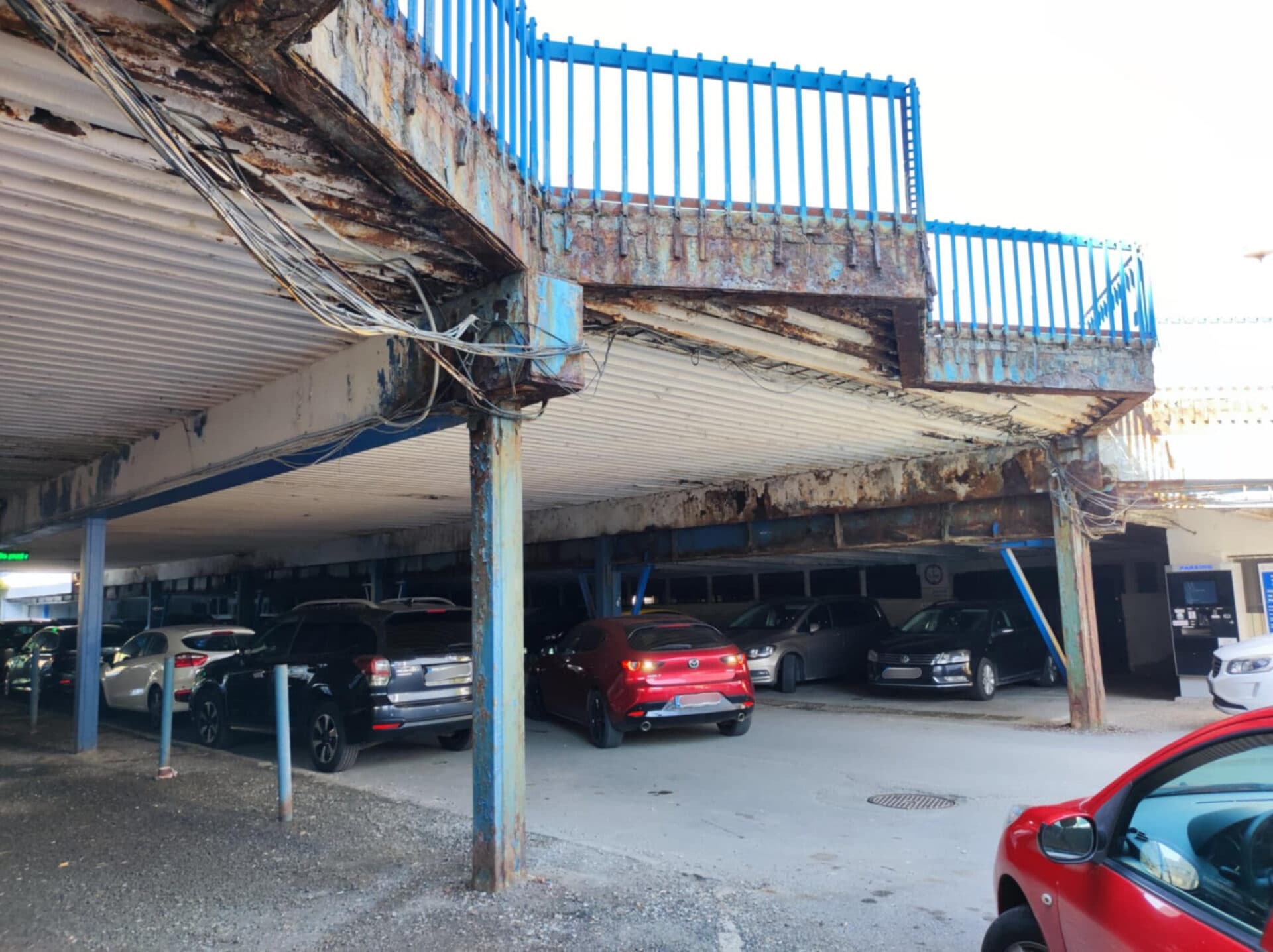 Parkovisko Novej nemocnice potrebuje urgentnú opravu alebo demoláciu