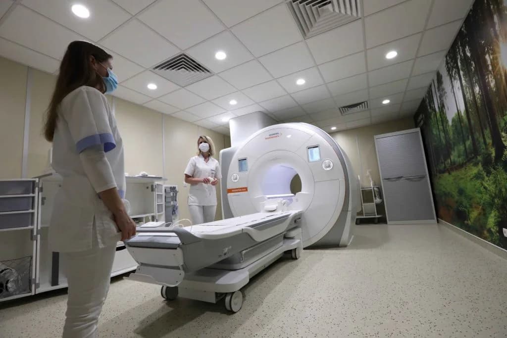Kabinet schválil modernizáciu ôsmich nemocníc, pribudnú nové urgentné príjmy, rezonancie aj chirurgický robot