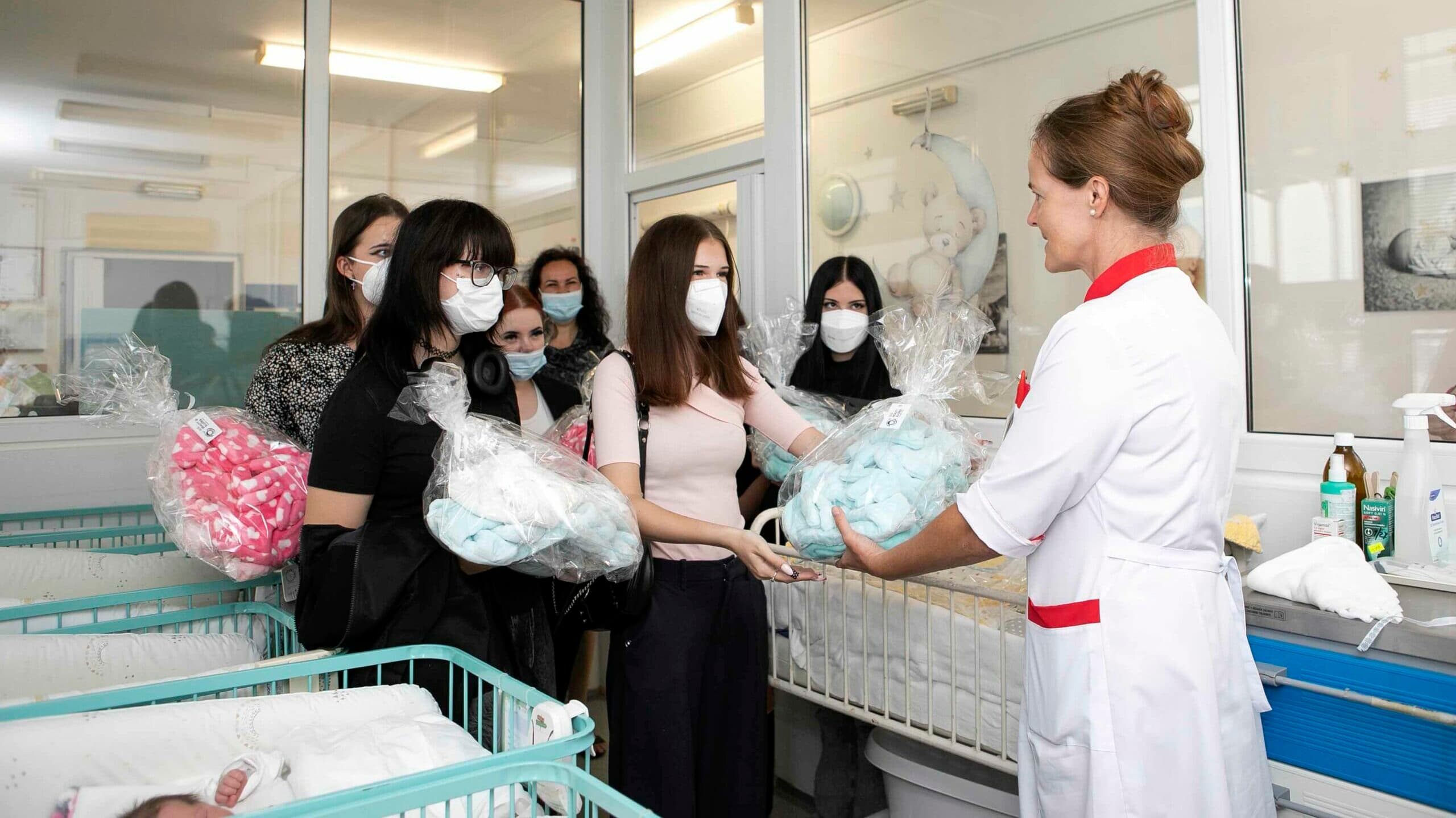 Študentky SOŠ beauty služieb ušili pre UNLP Košice hniezdočká pre bábätká (FOTO)