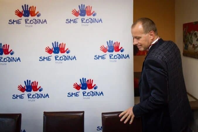 Sme rodina sa nechce vyjadrovať k možnému rozpusteniu strán Republika a Kotlebovci