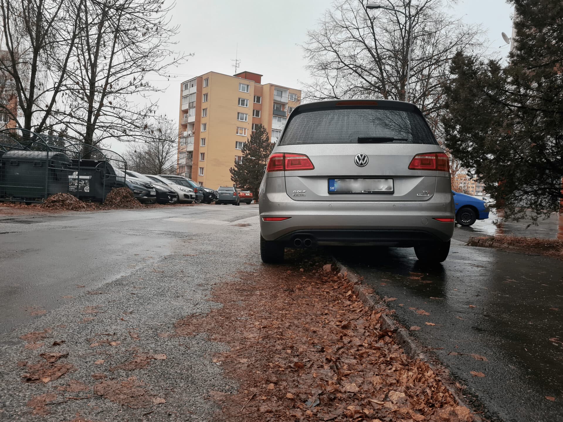 Poslanci by dnes mali rozhodnúť, či bude parkovanie áut na chodníku možné do konca marca 2024