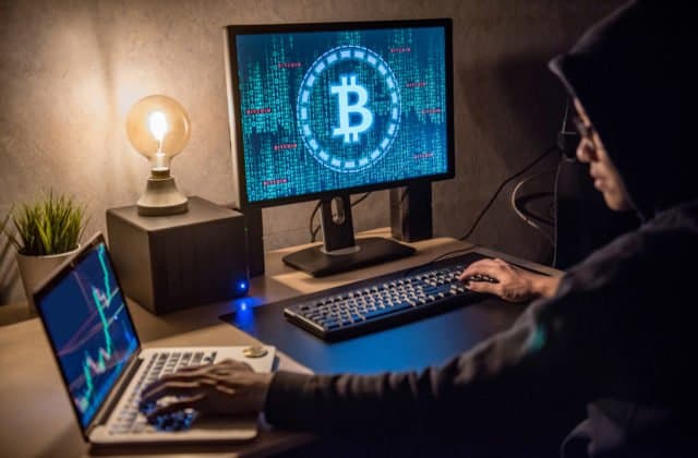 Policajti sa pripravili na raziu proti marihuane, našli však bitcoinovú baňu