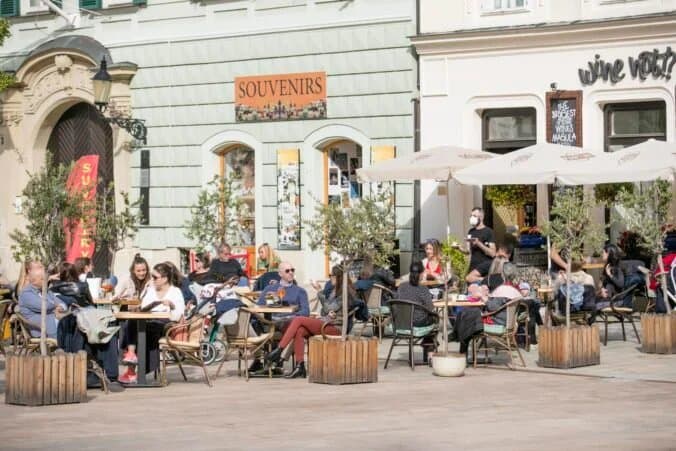 Od pondelka budú podľa COVID automatu červené tri okresy, 11 bude ružových