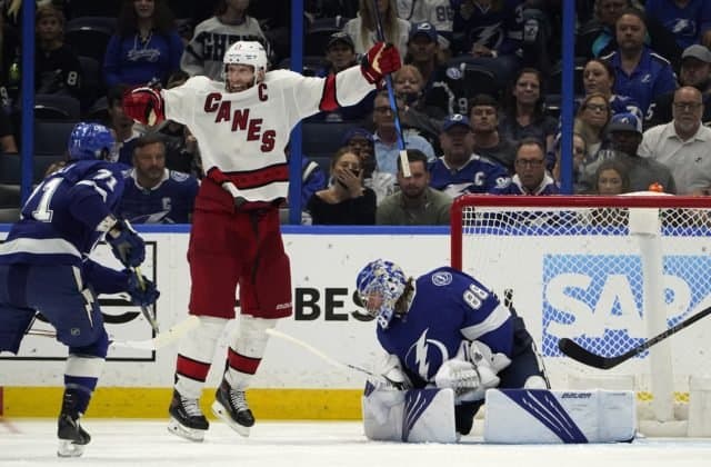 Černák rozdával hity pri prehre „bleskov“, v play-off NHL nezvládli predĺženie ani Islanders v súboji s Bostonom