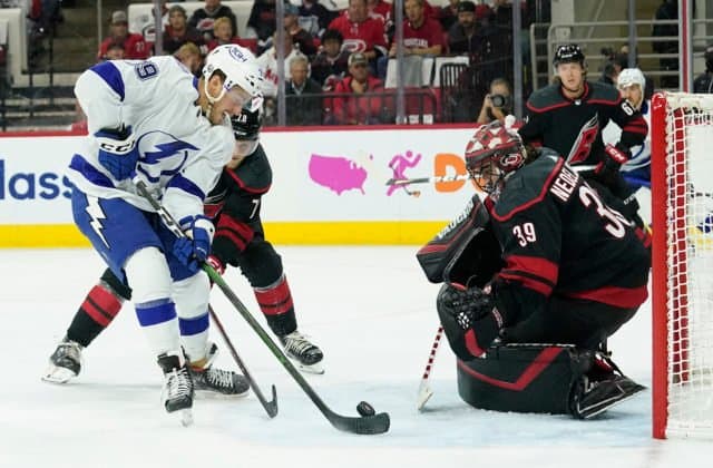 Černák rozdal tri „hity“ a Tampa vyradila Carolinu, v play-off NHL aj otočka „zlatých rytierov“