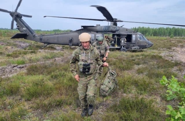 Slovenskí delostrelci cvičia v Lotyšsku paľbu do vzduchu, na tréningy využívajú aj vojenské vrtuľníky