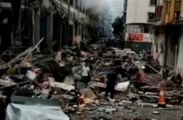 V Číne vybuchol plyn, zomrelo 12 ľudí a viac ako 150 skončilo v nemocnici (video)