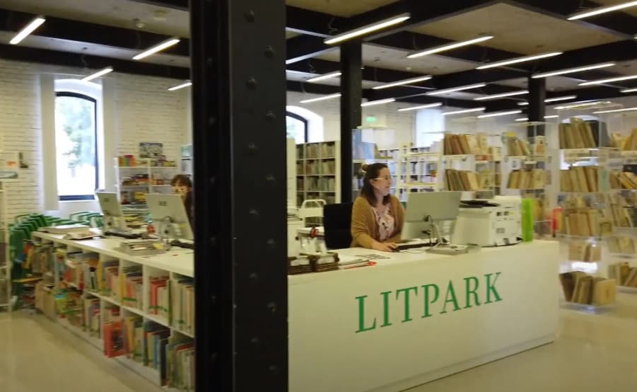 V LitParku otvorili výstavu ruských porcelánových bábik v kostýmoch