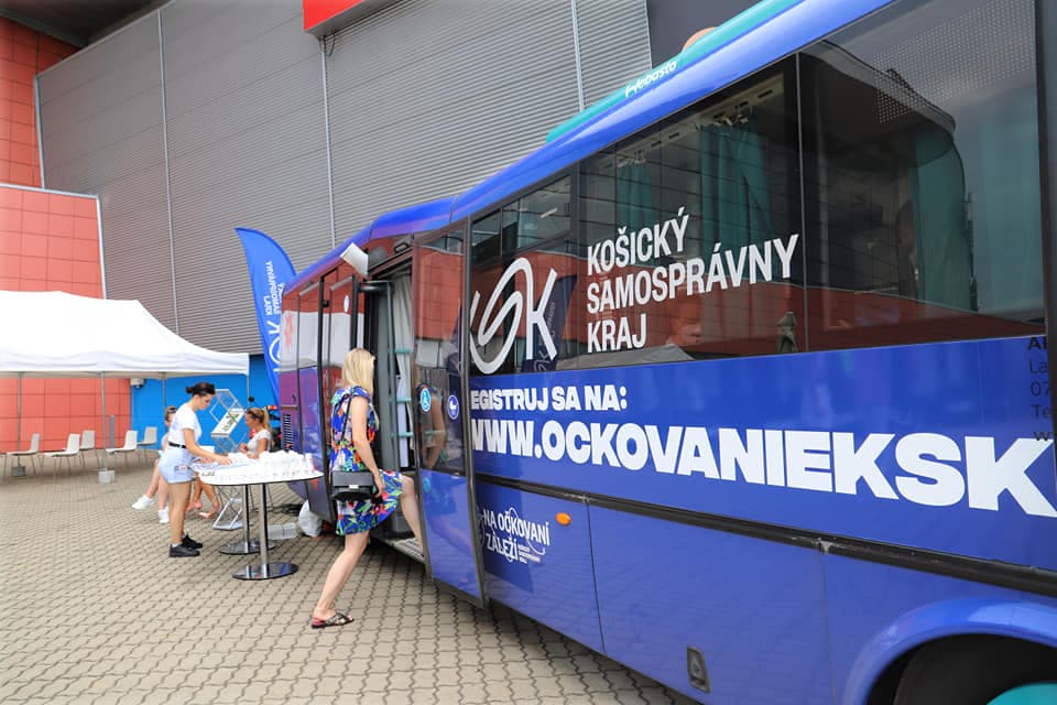 Pred obchodné centrum v Košiciach sa prišlo zaočkovať 169 záujemcov
