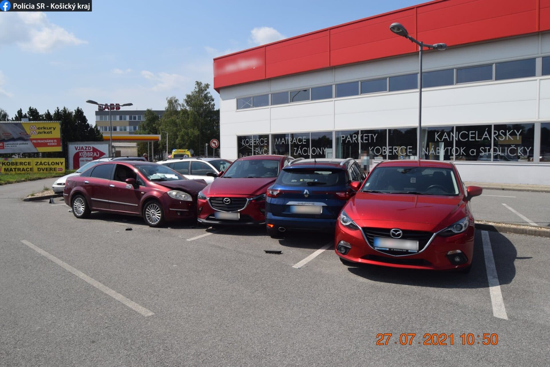 Po nehode ostalo na parkovisku päť poškodených áut