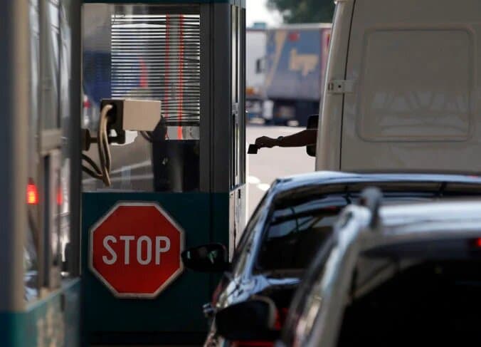 Podľa Klusa by zatváranie hraníc pre nový variant koronavírusu uškodilo európskemu trhu