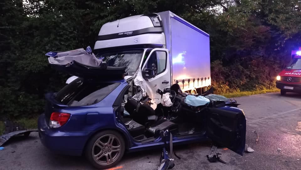 Pri zrážke osobného auta s dodávkou zahynul 20-ročný vodič