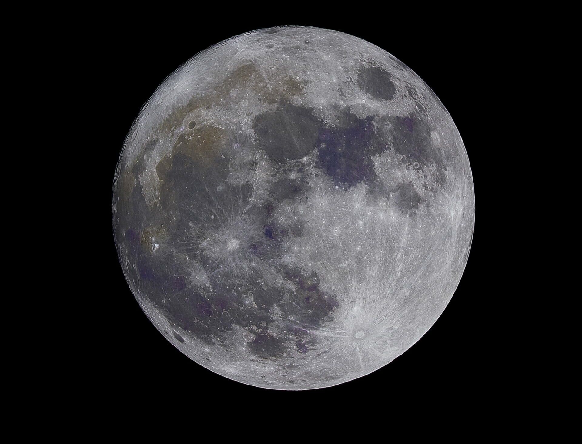 Mesiac bude pozorovanie meteorického roja Perzeíd rušiť iba minimálne