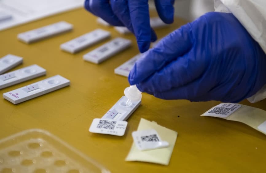 Firmy už môžu požiadať o preplatenie nákladov na povinné testovanie zamestnancov