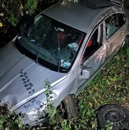 Pri smrteľnej nehode ostal vodič zakliesnený pod autom