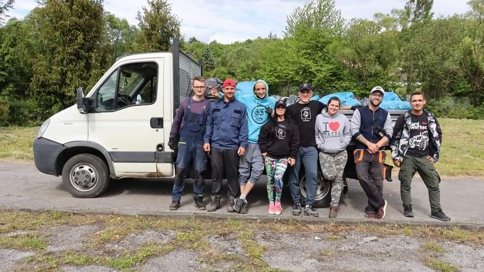 Mladí ľudia milujúci a pomáhajúci prírode, aj takí sú Trash Heroes