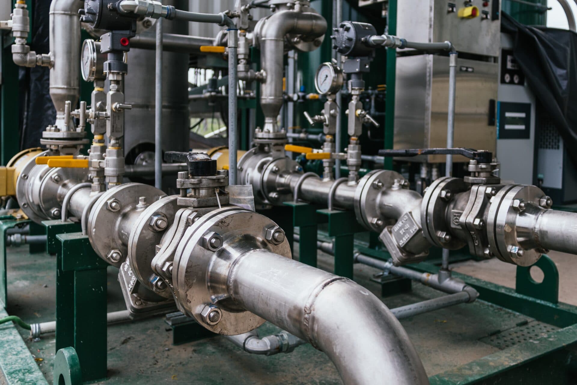 Chemické podniky na Slovensku budú pre vysoké ceny energií v krátkom čase nútené obmedziť výrobu