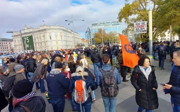 Rakúšania protestujú vo Viedni proti lockdownu a povinnému očkovaniu (foto)