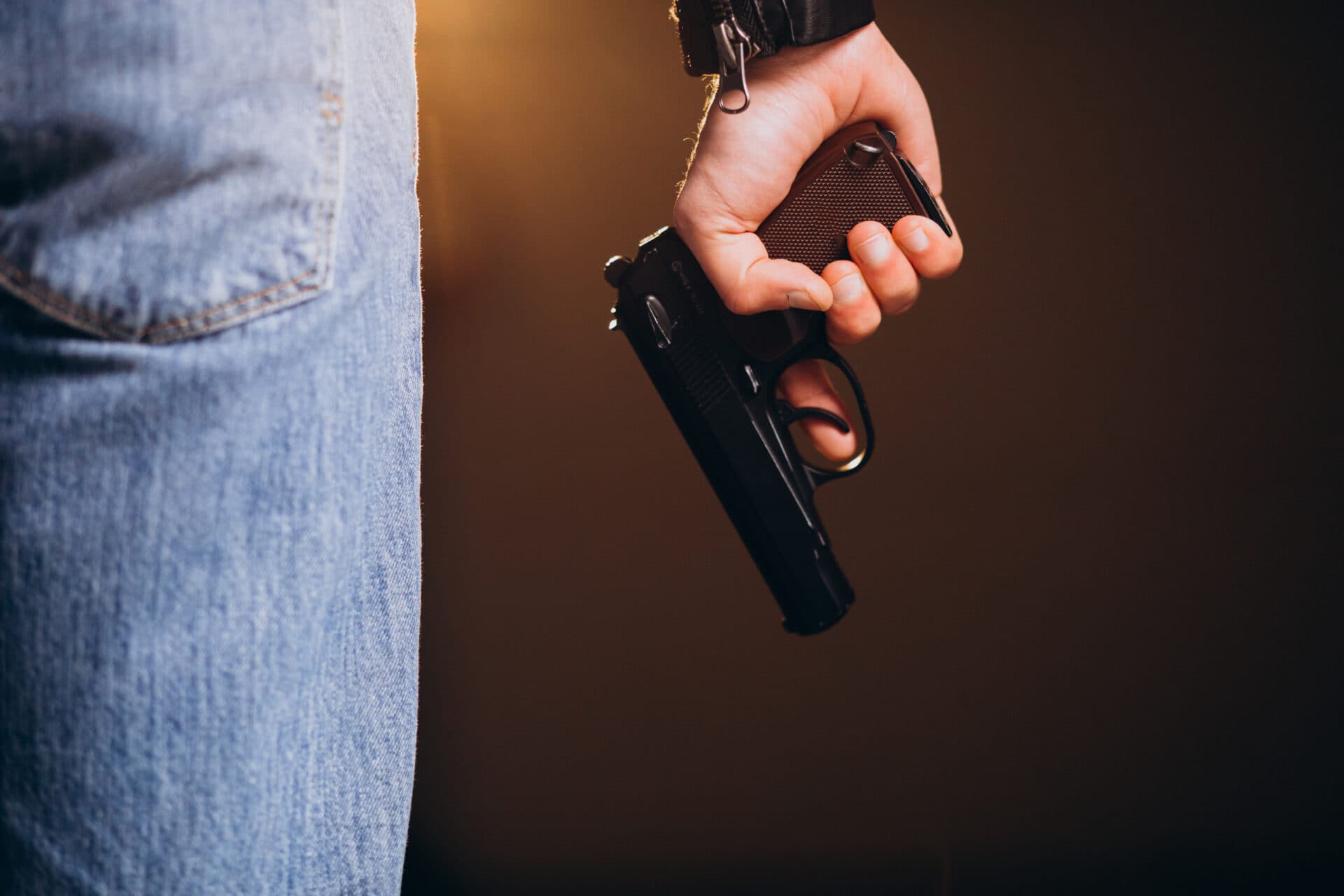 Policajt sa vyhrážal družke zastrelením psov, súd ho poslal do väzby