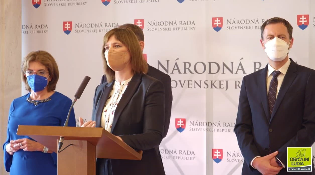 Politici apelujú na dodržiavanie ústavy, jej výročie si pripomenuli prostredníctvom sociálnej siete