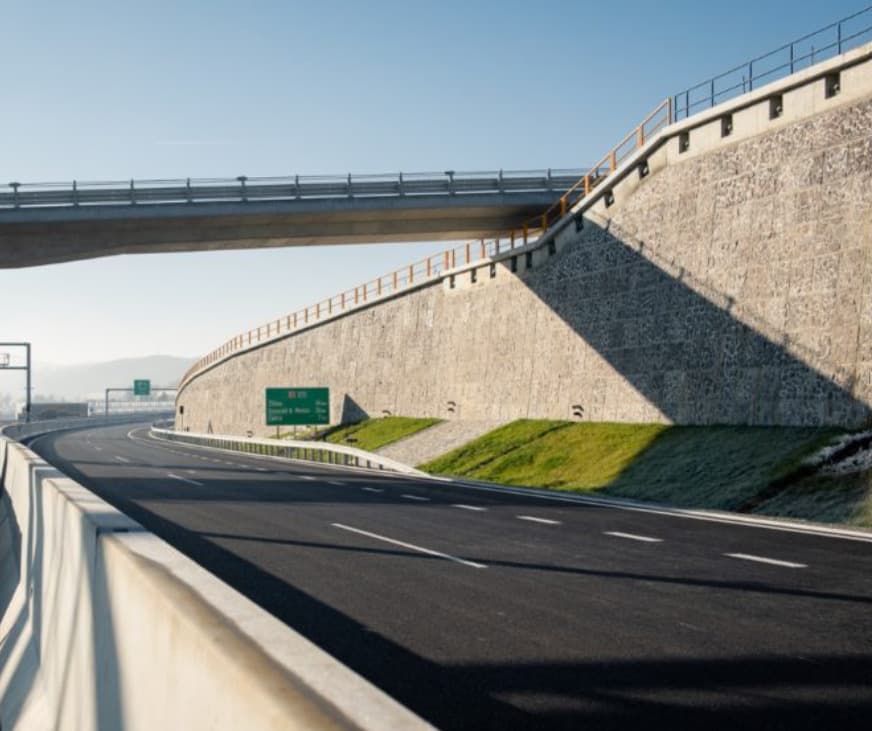 Využitie európskych prostriedkov na dostavbu diaľnice s tunelom Višňové nie je ohrozené, ubezpečuje minister dopravy