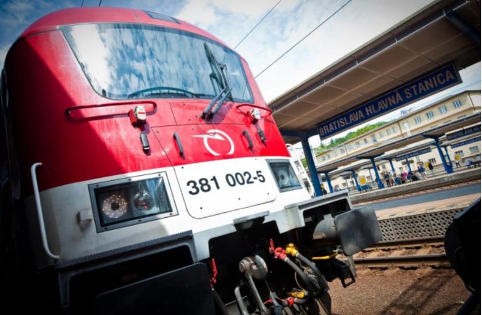 Na železničnom priecestí v obci Valaliky sa v pondelok zrazilo osobné auto s vlakom