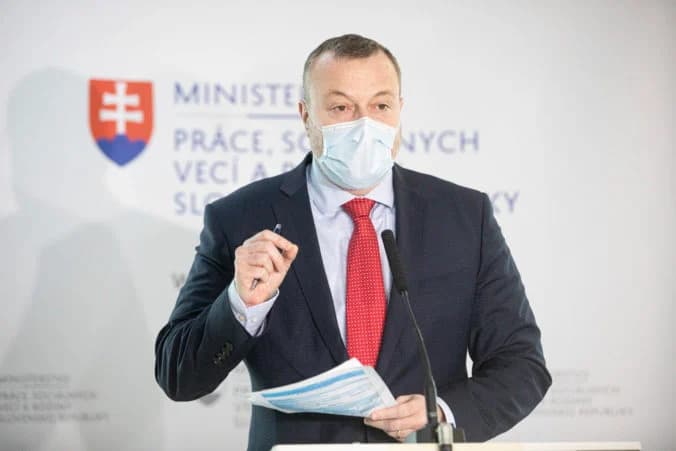 Šéf rezortu práce Krajniak považuje navrhované zvýšenie platov lekárov za adekvátne