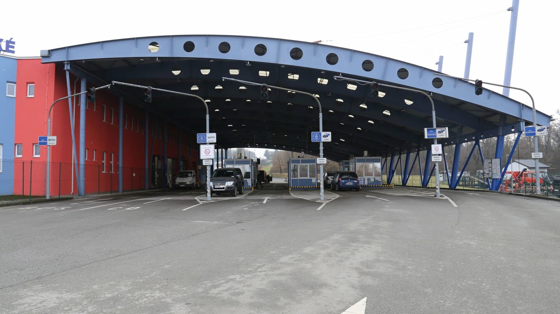 Za 24 hodín na hraničných priechodoch s Ukrajinou vybavili 5 894 osôb