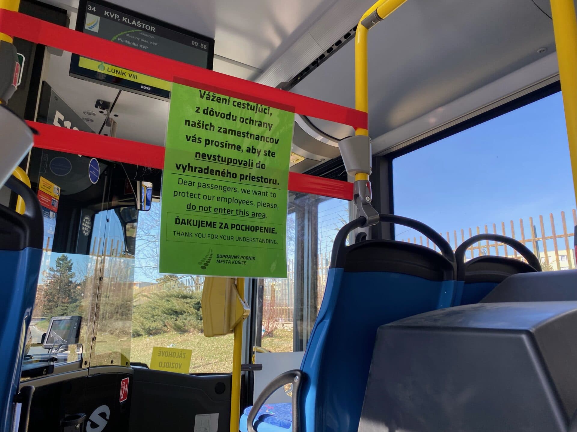 Predné dvere v autobusoch sa začnú otvárať už od pondelka. Pásky z autobusov zmiznú