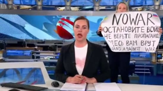 Vysielanie štátnej televízie narušila demonštrantka s protivojnovým odkazom