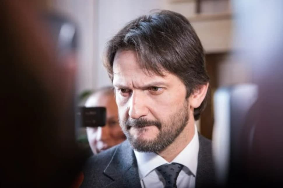 Minister obrany dostal pokutu vo výške troch mesačných platov, dôvodom je nepriznaná vila v Chorvátsku