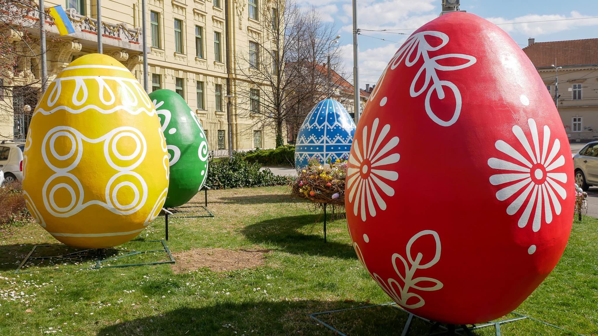Mesto Košice ožilo farbami! Takto vyzerá veľkonočná výzdoba na jednotlivých miestach (FOTO)