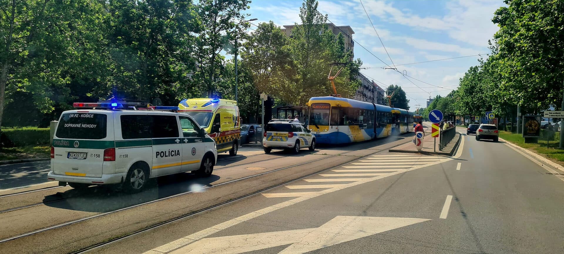 V utorok dopoludnia došlo v Košiciach k nehode električky a dvoch osobných áut