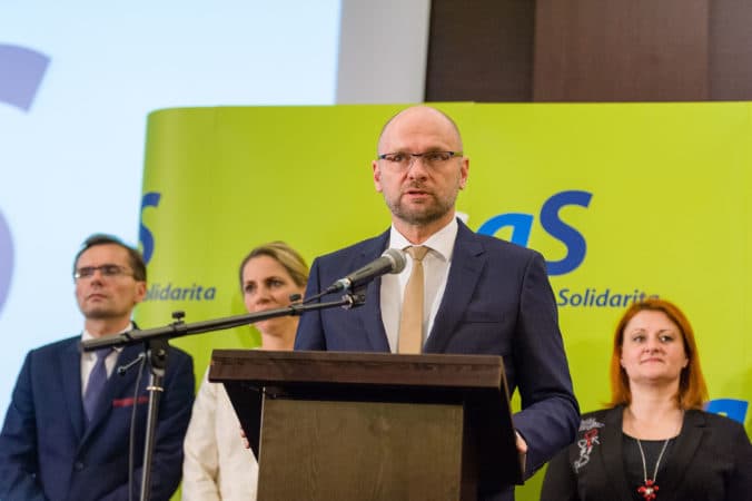 Strana SaS chce vedieť, ako bude kryté jednorazové navýšenie platov v štátnej a verejnej sfére