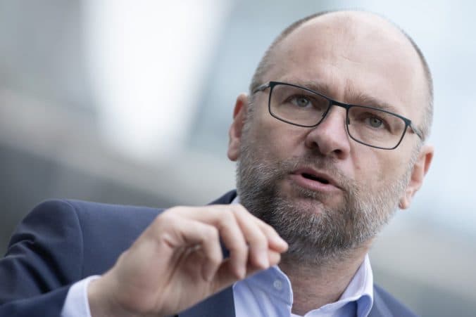 Vláda nesúhlasí s návrhom na vyslovenie nedôvery Richardovi Sulíkovi