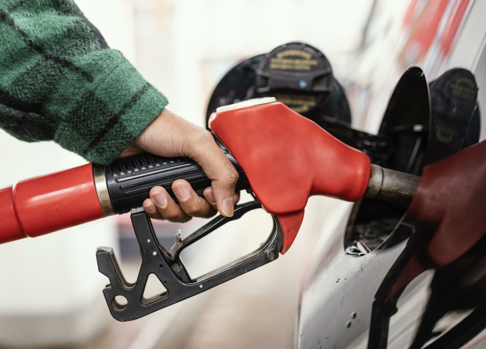 Europarlament rozhodol. Po tomto roku si už auto na benzín či naftu nekúpite