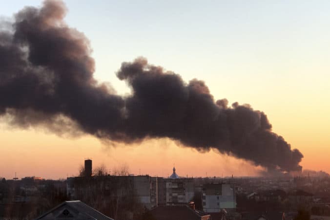 PREHĽAD UDALOSTÍ (2. 6.): Ruská raketa zasiahla železničnú trať vo Ľvivskej oblasti