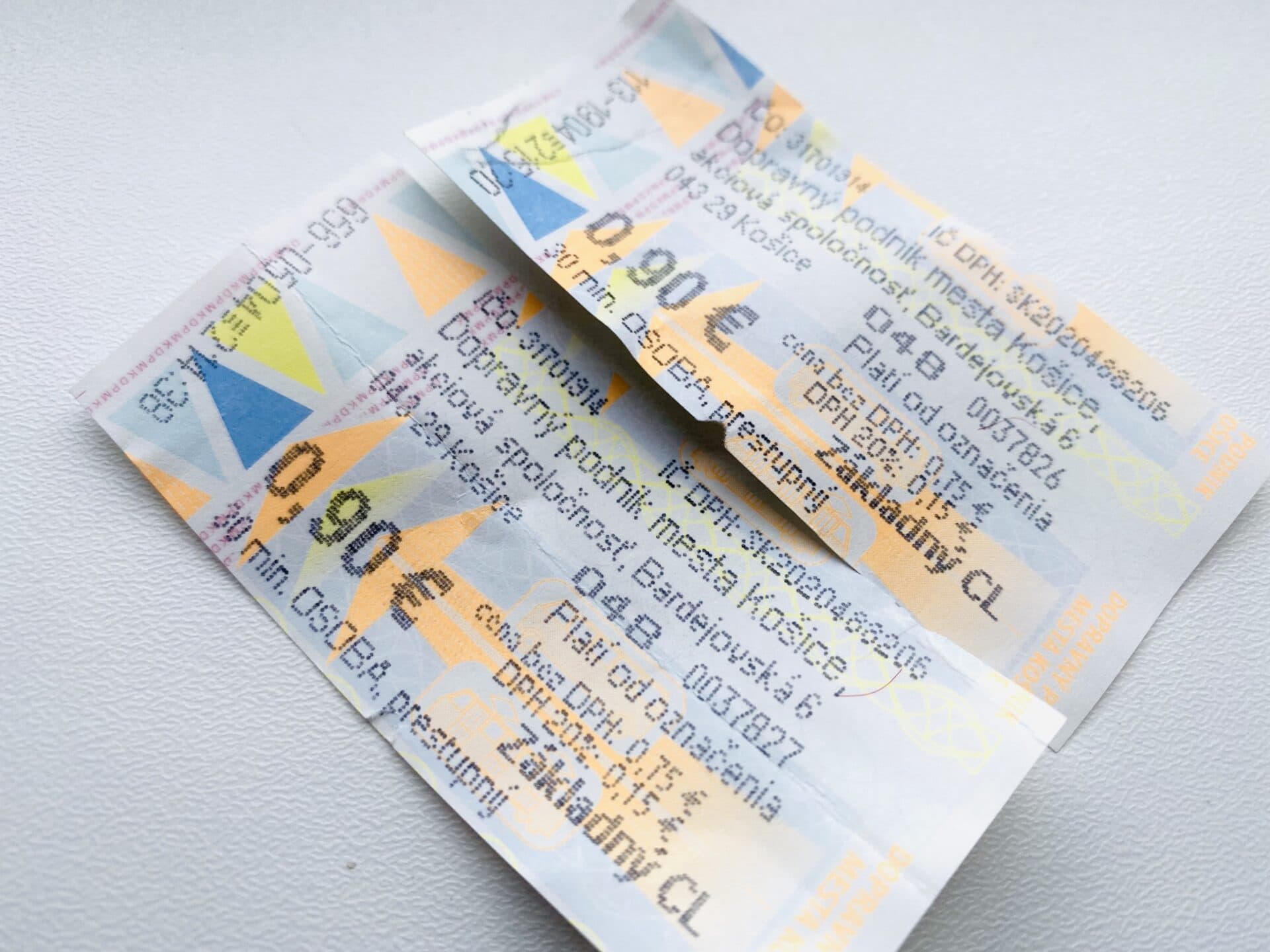 Bývalí politickí väzni kritizujú zrušenie zvýhodneného cestovného v košickej MHD