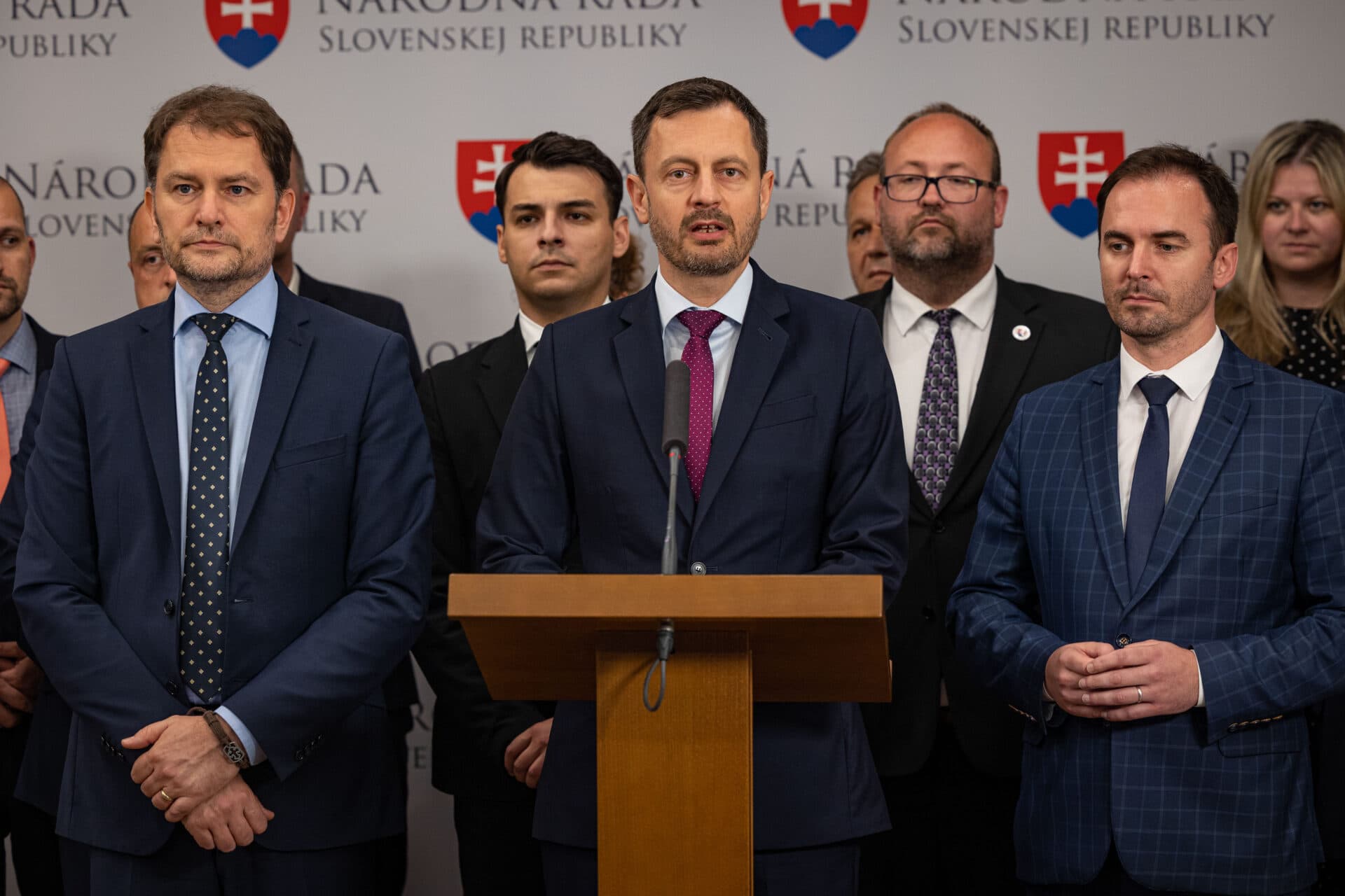 OĽANO opúšťa 10 poslancov