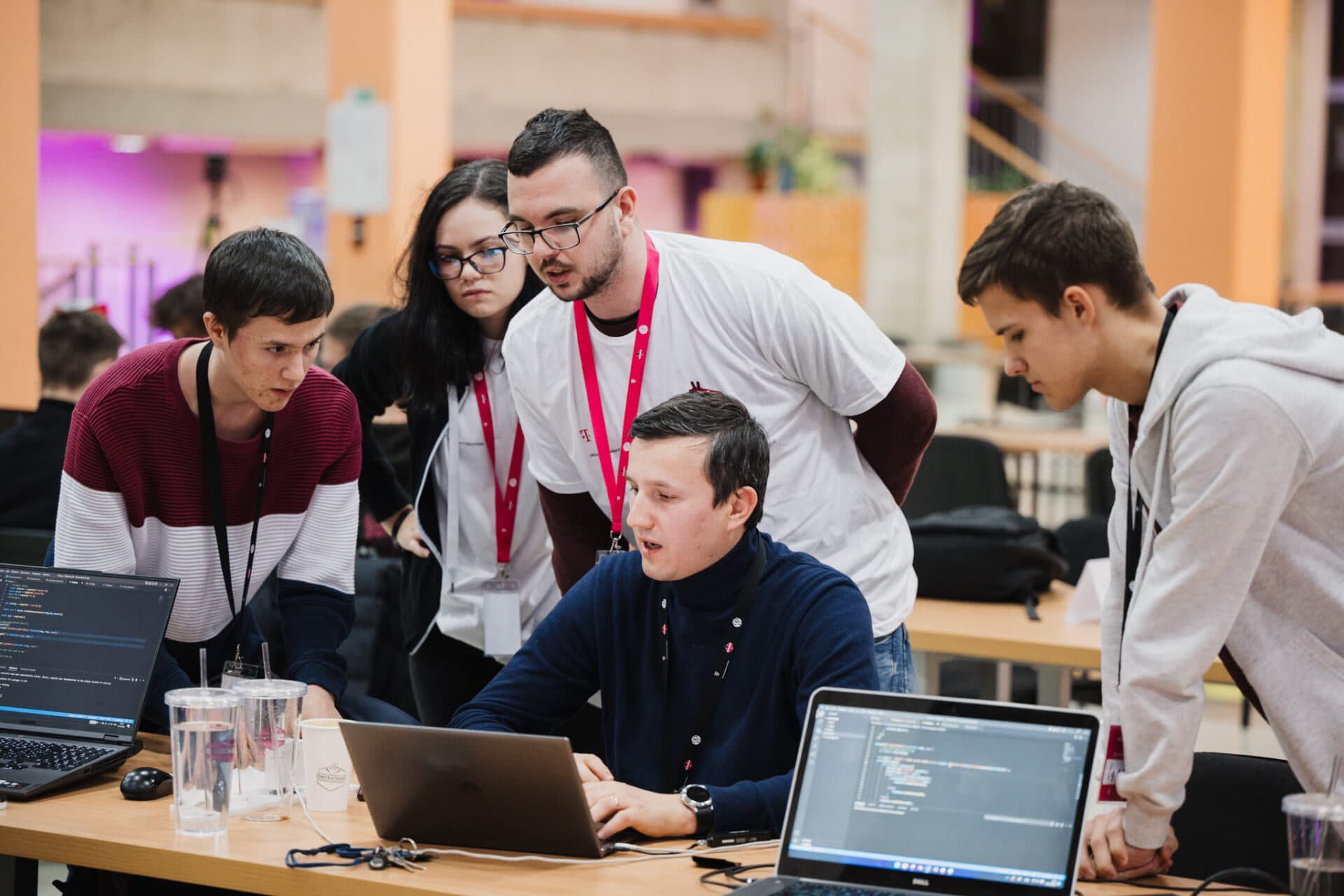 Mladí stredoškoláci porazili starších súperov a vyhrali Hackhathon